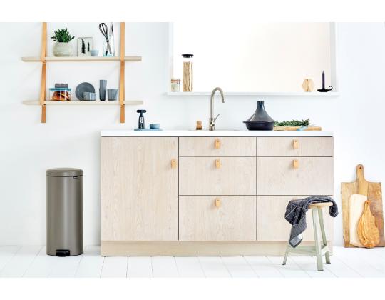 Roskakori 30L polkimella BRABANTIA NewIcon platina